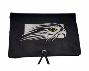 Handmade Tabaktasche und Drehertasche aus schwarzem Stoff mit aufwendig gesticktem Falke und Adler aus hochwertigem Stickgarn und Oese als kompakter Tabakbeutel