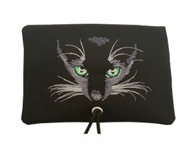 Handmade Tabaktasche und Drehertasche aus schwarzem Stoff mit aufwendig gestickter Katze aus hochwertigem Stickgarn und Oese als kompakter Tabakbeutel