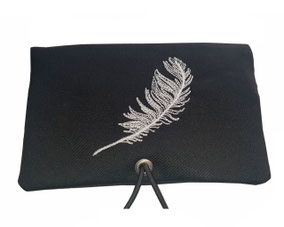 Handmade Tabaktasche und Drehertasche aus schwarzem Stoff mit aufwendig gestickter Feder aus hochwertigem Stickgarn und Oese als kompakter Tabakbeutel