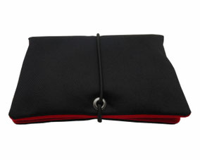 Personalisierter Tabakbeutel in Schwarz und Rot mit individueller Wunsch-Gravur