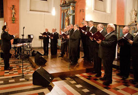 Der Männergesangverein "Liedertafel" Holzweiler hatte in diesem Jahr Gastchöre und Gäste nach Kückhoven zum vorweihnachtlichen Konzert eingeladen. FOTO: Ruth Klapproth