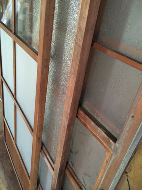 ガラスカッターでガラスを切る 奈良の昭和レトロな家具と雑貨 ひつじ屋