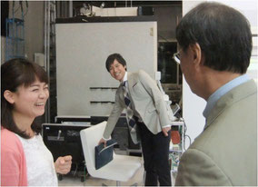 ※生放送を終えてほっとひと息。三好正人アナ（中央）、松尾衣里子レポーター（左）と談笑する原田。