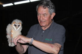 Foto: Peter Hess, Walter Schreck mit einem Schleiereulen Jungvogel