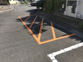 駐車場の白線引き（ライン）の様子