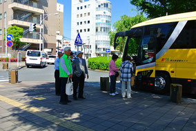 　　出発前の熊谷駅南口（秩父観光のバス）