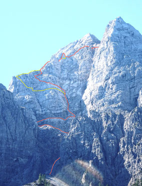 Linker Gipfel - Buchsteinmauer, rechts - St. Gallener Spitze, rot - gekletterte Route, gelb - ungefährer Originalweg Pfannl/Maischberger