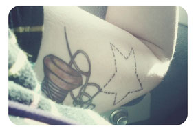 Mein Tattoo. Auch wenn es auf dem Bild nicht ganz so raus kommt, das Garn ist lila.