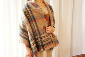 肩から羽織ってショールとして使うととても暖か