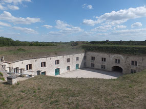 Monostor-fort-Komarom-Donau-binnenplaats-Hongarije