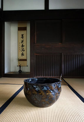 黒志戸呂瓶掛のある座敷