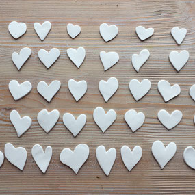 Coeur de porcelaine blanche monté en pin's à offrir ou à s'offrir pour la Saint Valentin. Atelier de céramique Brigitte Morel Paris et Apt