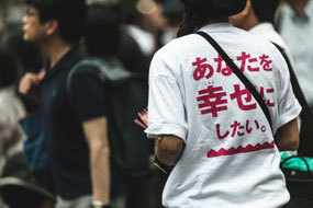 あなたをしあわせにしたい。のTシャツを着たボランティアの方