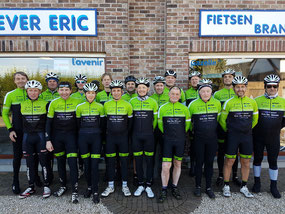 16 feb 2019 - Op de foto in onze nieuwe club outfit bij de sponsor : fietsen Eric De Wever in Heultje
