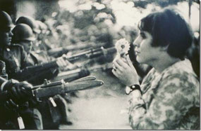 Marc RIBOUD, "La jeune fille à la fleur", 21 octobre 1967, photographie