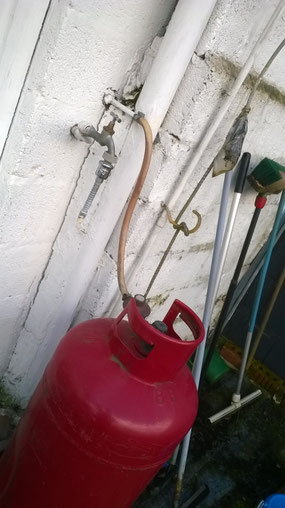 Le tuyau d'arrosage en guise d'alimentation gaz .... un grand classique