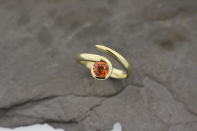 Ring in poliertem Gelbgold mit orangem Granat