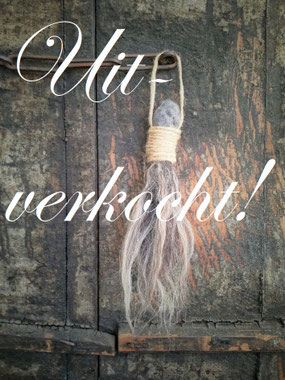 Stoere wollen schapentoef, Stoer, Sober, Industrieel, Puur, Robuust, Grof, Landelijk wonen, Sfeervol, Geleefd, Stijlvol, Doorleefd, landelijke stijl, landelijke decoratie, vintage.