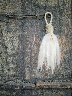 Stoere wollen schapentoef, Stoer, Sober, Industrieel, Puur, Robuust, Grof, Landelijk wonen, Sfeervol, Geleefd, Stijlvol, Doorleefd, landelijke stijl, landelijke decoratie, vintage.