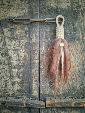 Stoere wollen schapentoef, Stoer, Sober, Industrieel, Puur, Robuust, Grof, Landelijk wonen, Sfeervol, Geleefd, Stijlvol, Doorleefd, landelijke stijl, landelijke decoratie, vintage.