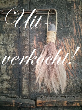 Stoere wollen schapentoef, Stoer, Sober, Industrieel, Puur, Robuust, Grof, Landelijk wonen, Sfeervol, Geleefd, Stijlvol, Doorleefd, landelijke stijl, landelijke decoratie, vintage. 