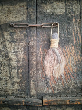 Stoere wollen schapentoef, Stoer, Sober, Industrieel, Puur, Robuust, Grof, Landelijk wonen, Sfeervol, Geleefd, Stijlvol, Doorleefd, landelijke stijl, landelijke decoratie, vintage.  