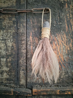 Stoere wollen schapentoef, Stoer, Sober, Industrieel, Puur, Robuust, Grof, Landelijk wonen, Sfeervol, Geleefd, Stijlvol, Doorleefd, landelijke stijl, landelijke decoratie, vintage. 