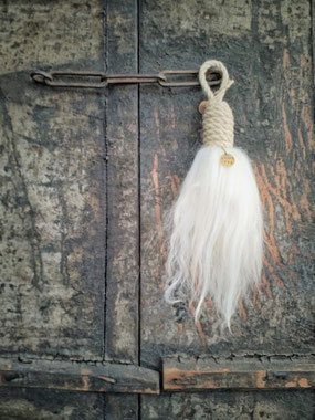 Stoere wollen schapentoef, Stoer, Sober, Industrieel, Puur, Robuust, Grof, Landelijk wonen, Sfeervol, Geleefd, Stijlvol, Doorleefd, landelijke stijl, landelijke decoratie, vintage.