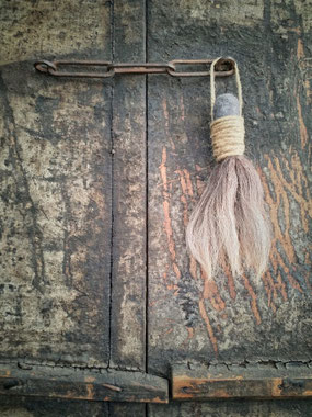 Stoere wollen schapentoef, Stoer, Sober, Industrieel, Puur, Robuust, Grof, Landelijk wonen, Sfeervol, Geleefd, Stijlvol, Doorleefd, landelijke stijl, landelijke decoratie, vintage. 