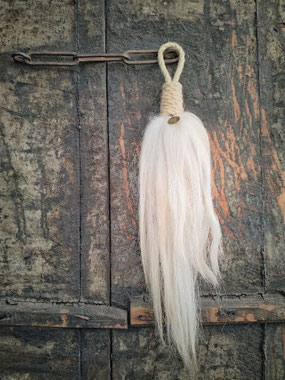 Stoere wollen schapentoef, Stoer, Sober, Industrieel, Puur, Robuust, Grof, Landelijk wonen, Sfeervol, Geleefd, Stijlvol, Doorleefd, landelijke stijl, landelijke decoratie, vintage. 