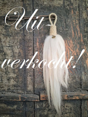 Stoere wollen schapentoef, Stoer, Sober, Industrieel, Puur, Robuust, Grof, Landelijk wonen, Sfeervol, Geleefd, Stijlvol, Doorleefd, landelijke stijl, landelijke decoratie, vintage. 