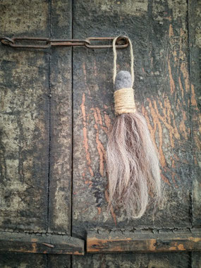 Stoere wollen schapentoef, Stoer, Sober, Industrieel, Puur, Robuust, Grof, Landelijk wonen, Sfeervol, Geleefd, Stijlvol, Doorleefd, landelijke stijl, landelijke decoratie, vintage. 