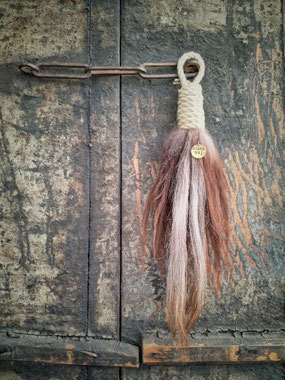 Stoere wollen schapentoef, Stoer, Sober, Industrieel, Puur, Robuust, Grof, Landelijk wonen, Sfeervol, Geleefd, Stijlvol, Doorleefd, landelijke stijl, landelijke decoratie, vintage.