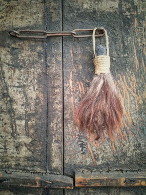 Stoere wollen schapentoef, Stoer, Sober, Industrieel, Puur, Robuust, Grof, Landelijk wonen, Sfeervol, Geleefd, Stijlvol, Doorleefd, landelijke stijl, landelijke decoratie, vintage.  
