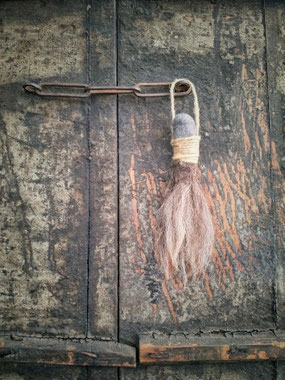 Stoere wollen schapentoef, Stoer, Sober, Industrieel, Puur, Robuust, Grof, Landelijk wonen, Sfeervol, Geleefd, Stijlvol, Doorleefd, landelijke stijl, landelijke decoratie, vintage.  