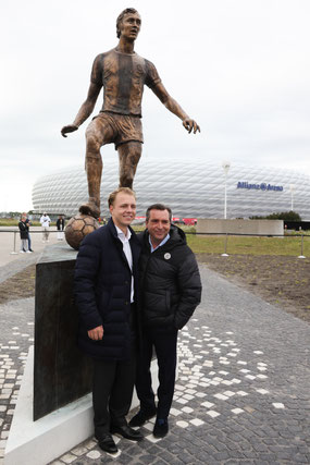 Noel Beckenbauer (links) vor der Statue