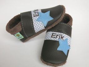 Kinderschuhe mit Namen in dunkelbraun & hellblauen Sternen