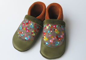 Weiche Krabbelschuhe aus Bioleder, mit vorne khaki und Ferse ocker