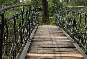 Brücke auf die kleine Insel auf dem Ausee, Halbinsel Au