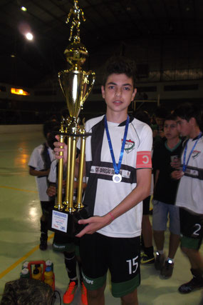 Capitão Raul recebeu o troféu de Vice Campeão.