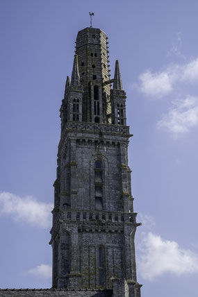 Bild: Kirchturm der Kirche Notre-Dame des umfriedeten Pfarrbezirkes in Lampaul-Guimiliau 
