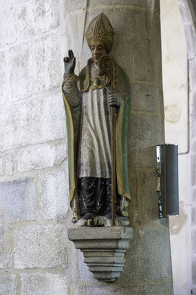 Bild: Statue in der Église Saint-Suliau im umfriedeten Pfarrbezirk von Sizun 