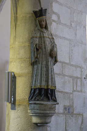 Bild: Statue in der Église Saint-Suliau im umfriedeten Pfarrbezirk von Sizun  