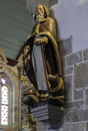 Bild: Statuen in der Kirche im umfriedeten Pfarrbezirk von Guimiliau  