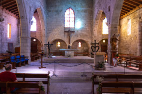 Bild: Im Inneren der Église Notre-Dame-des-Sablones in Aigues Mortes