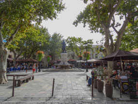  Bild: Place Saint Louis in Aigues Mortes