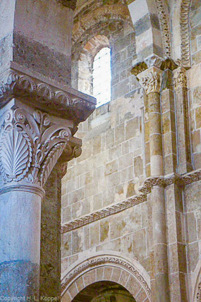 Bild: Im Innern der Basilika Sainte-Marie-Madeleine in Vézelay 