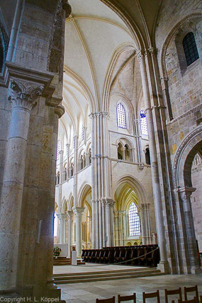 Bild: Im Innern der Basilika Sainte-Marie-Madeleine in Vézelay 