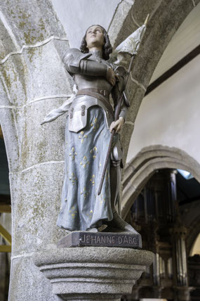 Bild: Statuen in der Kirche im umfriedeten Pfarrbezirk von Guimiliau 