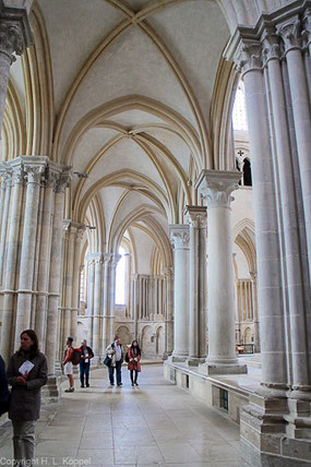 Bild: Im Innern der Basilika Sainte-Marie-Madeleine in Vézelay 